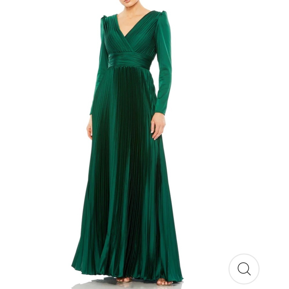Ieena For Mac Duggal. Pleated Long Sleeve V-Neck Gown Size 20 Nwt